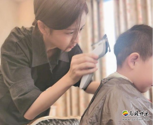 佟丽娅分享在家为儿子理发照片！拿着电动理发推为儿子理发，专业范十足