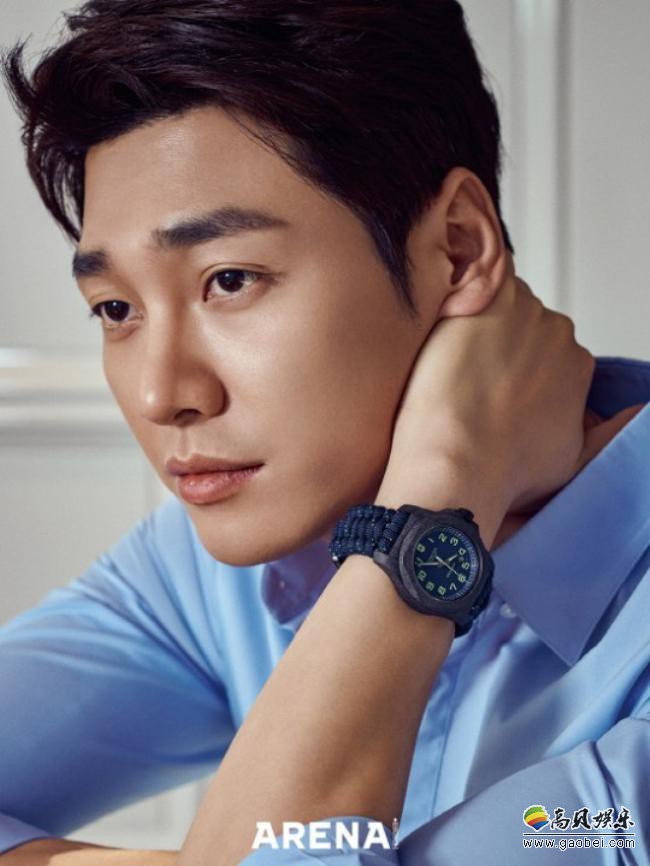 韩国艺人金英光一组最新杂志写真照在网上曝光，吸引了广大粉丝们的目光