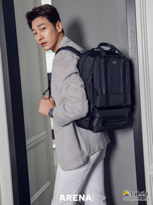 韩国艺人金英光一组最新杂志写真照在网上曝光吸引了广大粉丝们的目光