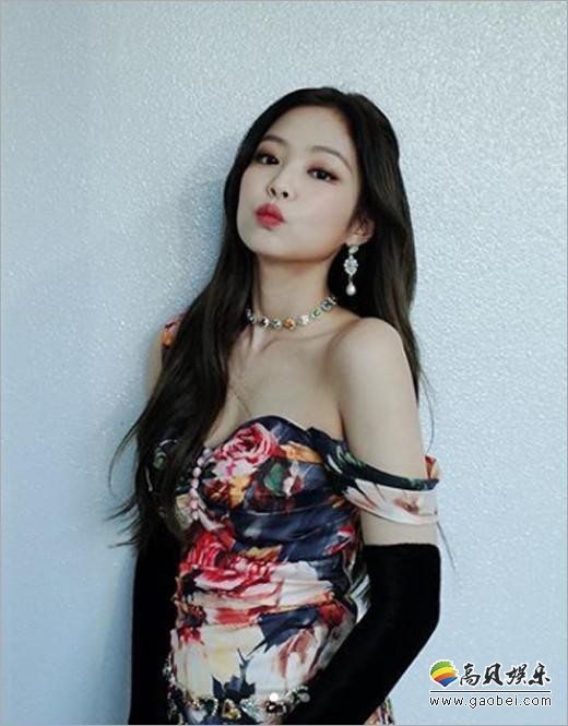 BLACKPINK成员JENNIE发布身穿连衣裙拍摄照片，展示众美貌和完美身材