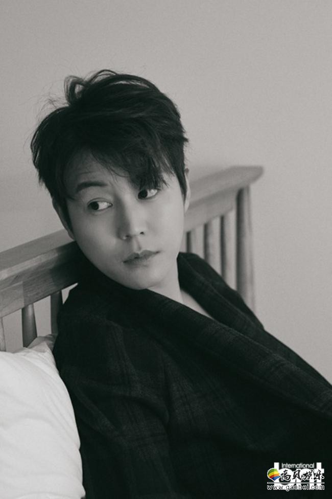 韩国艺人申才勋一组最新杂志写真近日在网上曝光，吸引了广大粉丝的目光