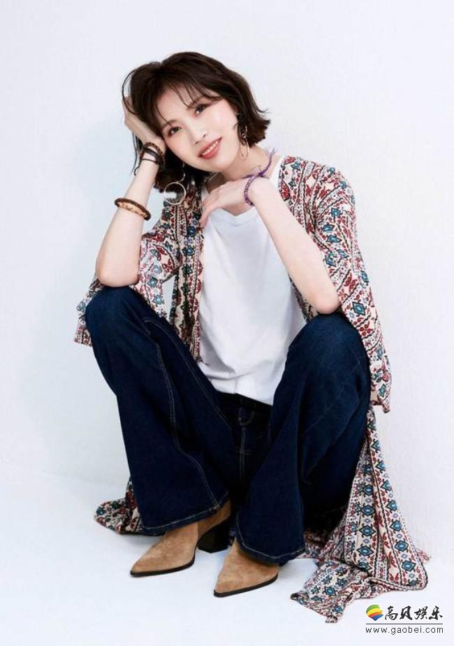 韩国女歌手千丹菲发布多张近照，展示了其不亚于职业模特的完美比例身材