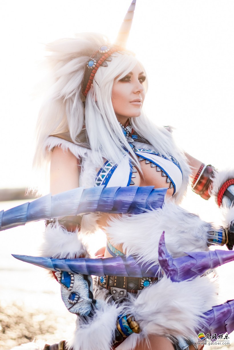 美国辣妹COSER《怪物猎人：世界》麒麟套装COS！性感套装搭配爆乳身材