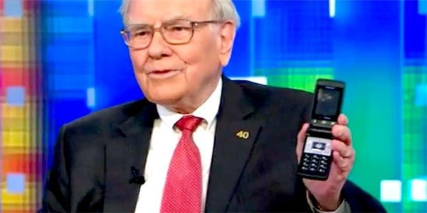 亿万富翁沃伦·巴菲特告诉CNBC,已用iPhone 11替换三星Haven翻盖手机 亿万富翁沃伦·巴菲特告诉CNBC,已用iPhone 11替换三星Haven翻盖手机