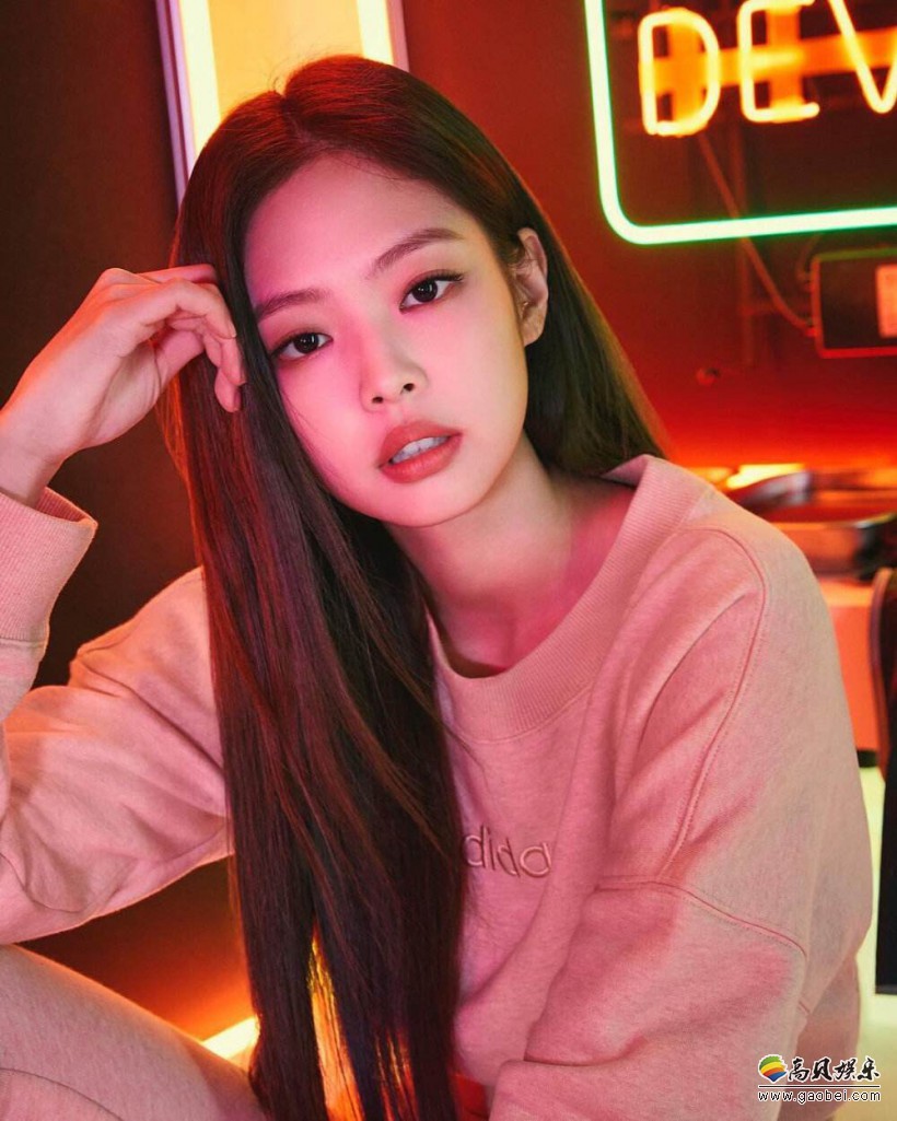 BLACKPINK女团成员JENNIE发布LISA为她拍摄照片，吸引广大粉丝们目光