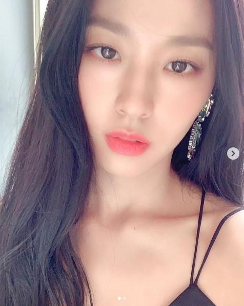 韩国女团aoa成员雪炫近日发布近照以其出众的美貌吸引广大粉丝的目光