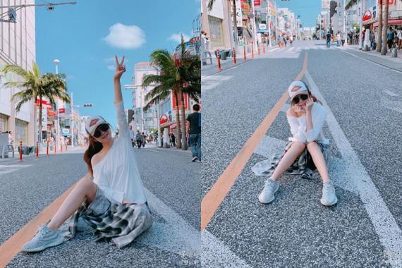 安以轩晒出美照！头戴棒球帽墨镜遮脸，坐在路中央摆pose甜笑，十分抢镜