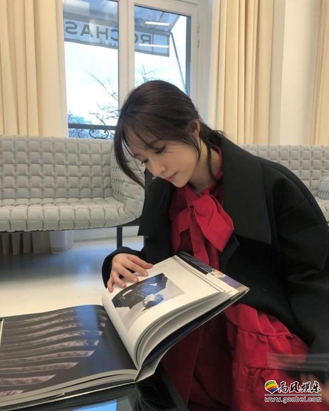 韩国女艺人HaNi发布了多张她在法国巴黎拍摄照片，吸引了广大粉丝目光