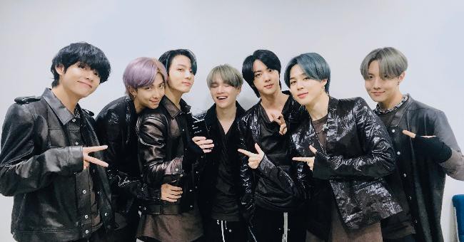 防弹少年团上演自家2首歌和IZ*ONE对打状况，恭喜他们再度抱回冠军奖杯