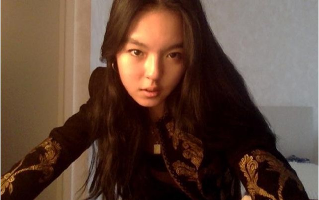 李咏女儿法图麦晒出超A自拍，身穿超显身材露脐装，眼神撩人，对镜自拍