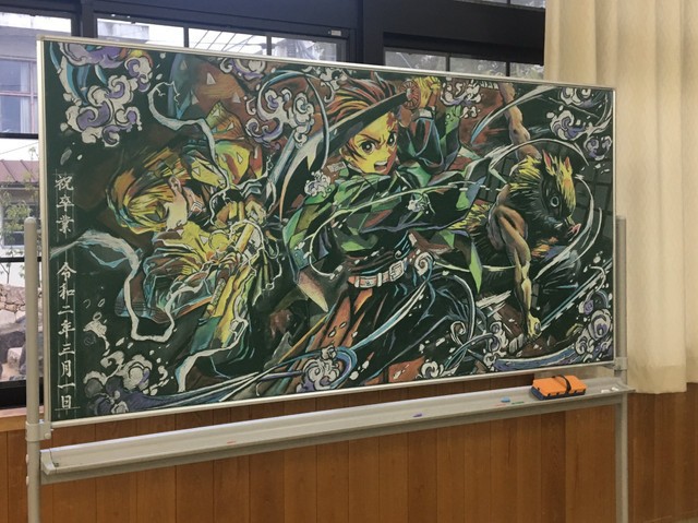 据日媒新闻网报道：日本高中老师为毕业生绘制超还原《鬼灭之刃》黑板画