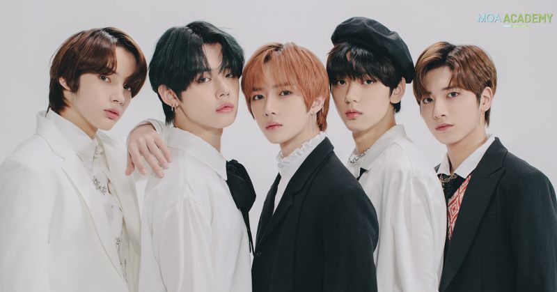 一年前Tomorrow X Together(TXT)出道，成员们在官方推特公开五人合照
