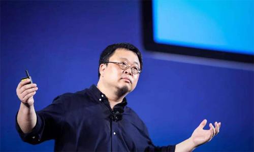 锤子科技CEO罗永浩在与网友互动时透露“过些天就会开始定期直播活动”