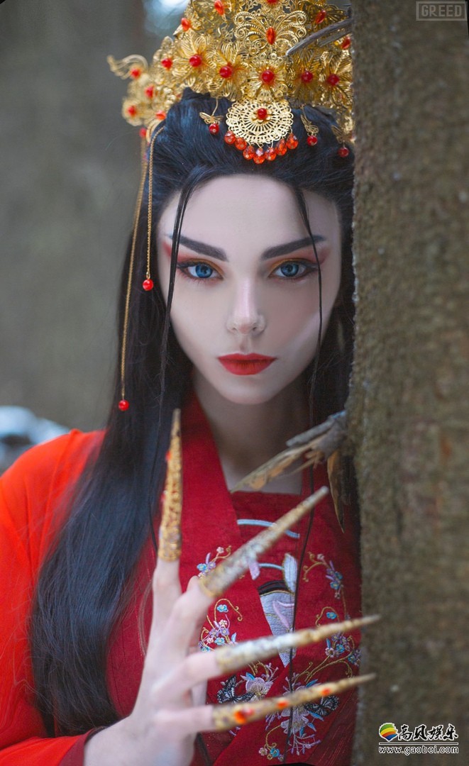 俄罗斯女郎COSER尝试汉服写真！红衣身雪地相互映衬，异国风情别有韵味