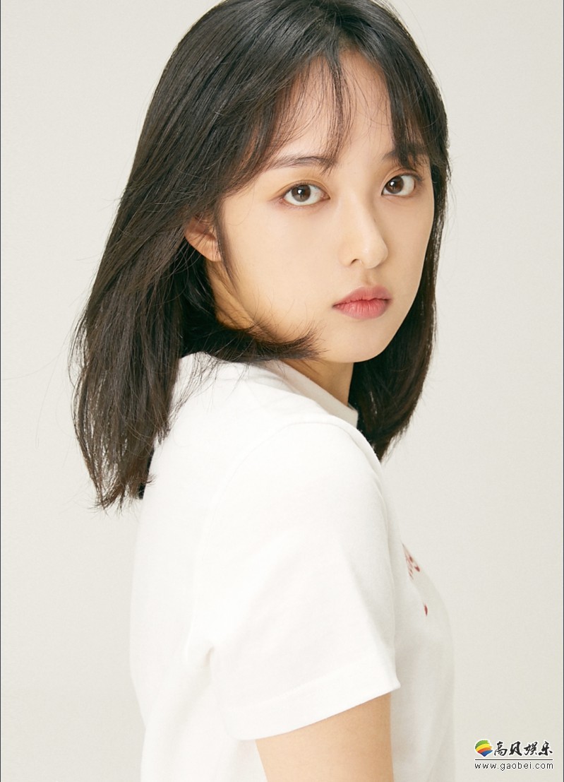 韩国女艺人金宝拉为代言品牌拍摄一组春季宣传照,展现出她独特时尚