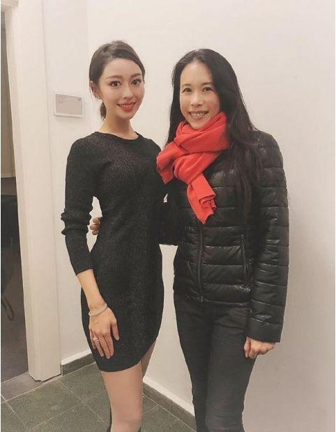 吉娜微博晒出和莫文蔚合影照！莫文蔚转发该条微博，大赞吉娜漂亮有才华