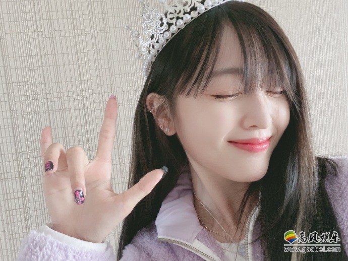 吴宣仪微博晒出美照，她头戴皇冠好像公主一样，长发披肩露甜笑气质满分