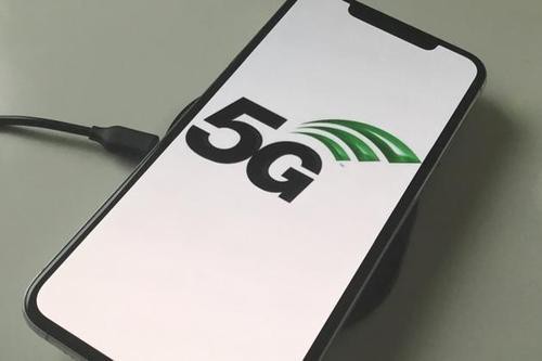 苹果供应链专家认为，原计划于今秋发布的iPhone 5G版将推迟一个月发布