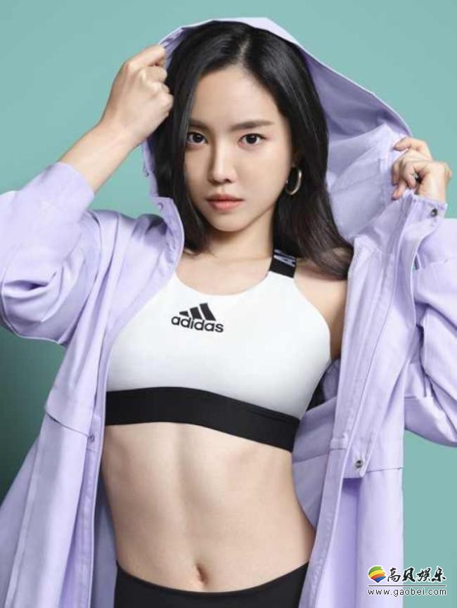 A-PINK女团成员孙娜恩成为某品牌形象代言人，拍摄该品牌最新宣传照片