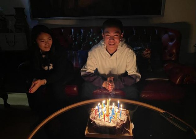 张艺谋妻子陈婷晒照为二儿子庆生！儿子双手合十看向镜头，笑容明朗治愈