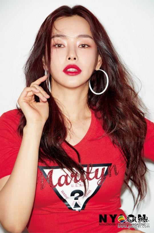 韩国女艺人李哈妮社交网站发布近照，以其出众美貌吸引广大粉丝们的目光