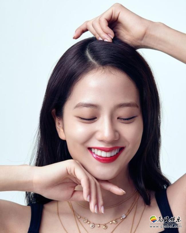 韩国女团BLACKPINK成员JISOO近日拍摄美妆写真照，展示了其出众美貌
