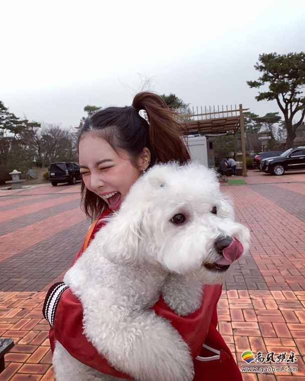泫雅抱着去年与男友领养爱犬，一起在户外拍摄，她抱住狗仔露出灿烂笑容