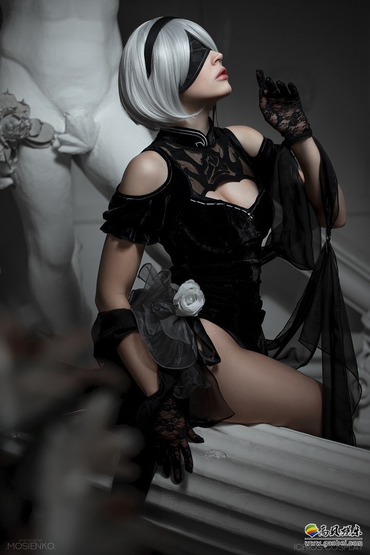 俄罗斯小姐姐COSER《尼尔：机械纪元》礼服版2B：高开衩长裙优雅性感