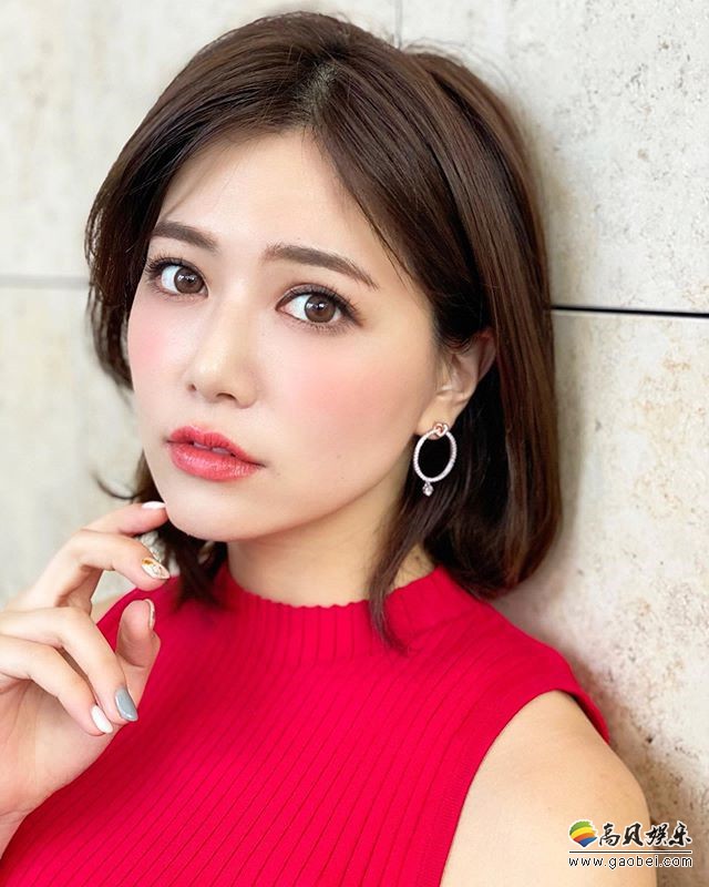 岛国办公室大姐姐石井里奈“杂志模特＋职业OL”拥有天使般治愈系之笑颜