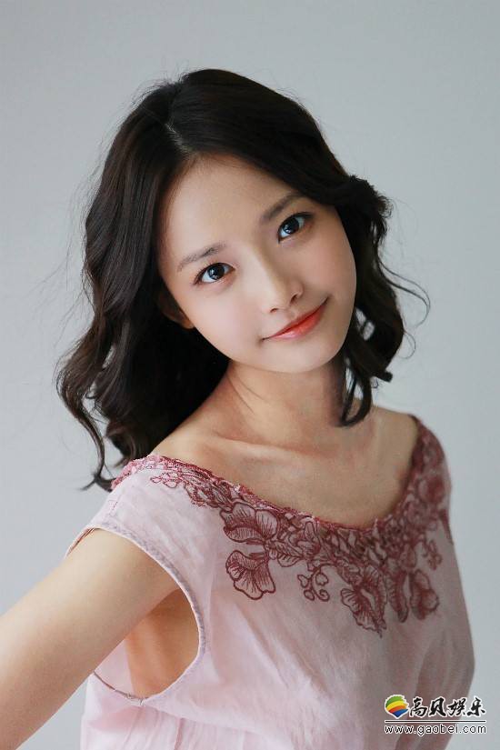 韩国女艺人河妍秀在社交网站发布了一组泳装照，吸引了广大粉丝们的目光