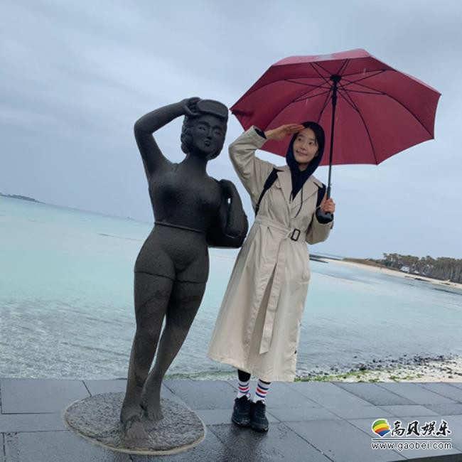 演员韩智慧通过个人SNS分享自己近况，晒出她在海边以及植物环境中留影