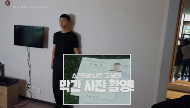 朴叙俊经纪公司公开他拍摄《梨泰院CLASS》幕后花絮影片，大展暖男魅力
