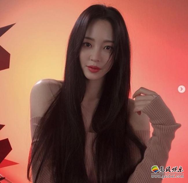 韩艺瑟近日在SNS发布多张自己美照，以其出众的美貌吸引广大粉丝的目光