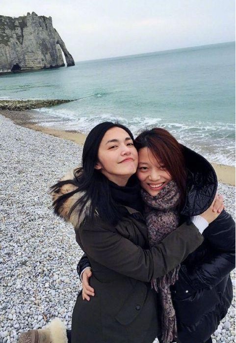 姚晨晒出九宫格为经纪人张蕾庆生“亲爱的蕾姐，愿你时刻感知爱与被爱”