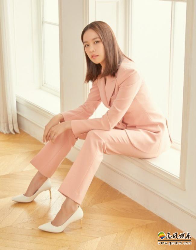 赵伦熙近日为代言品牌拍摄一组春夏季新品宣传照，突显职业女性干练气场