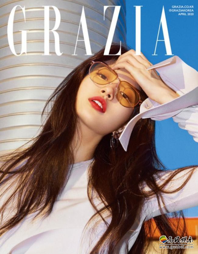 韩国女艺人秀智为某杂志最新一期拍摄封面写真照，散发出成熟时尚女性美