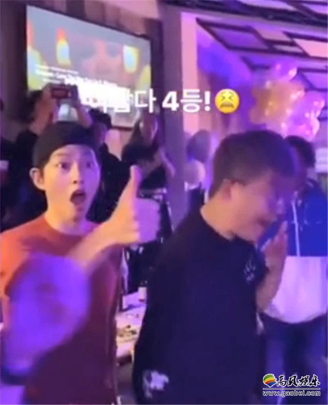 宋仲基为电影团队斗饮啤酒打气,女工作人员一饮而尽,他兴奋得尖叫狂呼 宋仲基为电影团队斗饮啤酒打气,女工作人员一饮而尽,他兴奋得尖叫狂呼