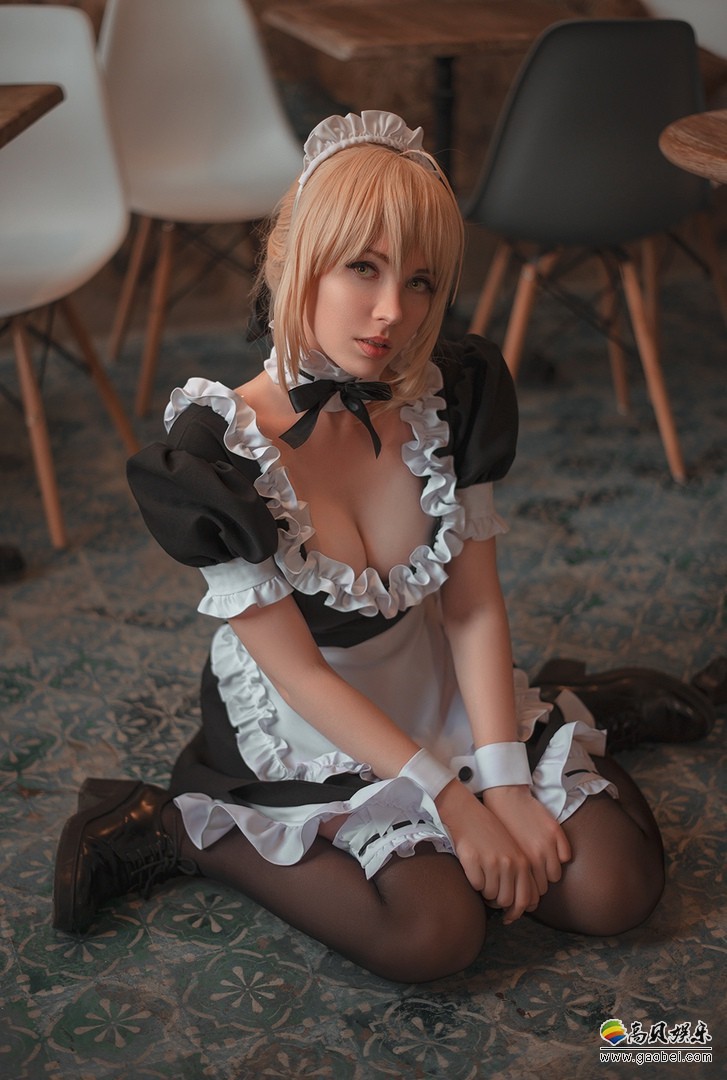 俄罗斯美女COS女仆装版Saber Alter！高度还原众多漫迷回忆中的经典女神