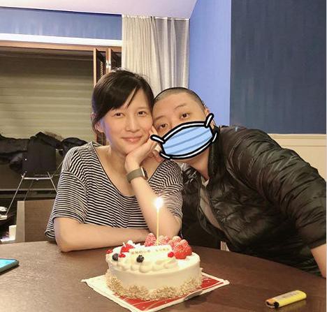 papi酱晒出与老公和宝宝合影！这是papi酱在3月4日生下宝宝后首次出镜