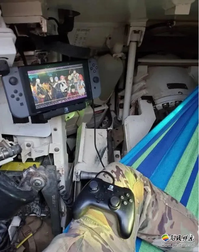 国外玩家论坛晒出自己在坦克中游玩Switch照片!而引起了网友的大量讨论 国外玩家论坛晒出自己在坦克中游玩Switch照片!而引起了网友的大量讨论