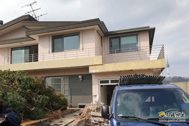 韩国艺人宋慧乔与宋仲基离婚前共同居住房子近日被确认已经开始拆除重建