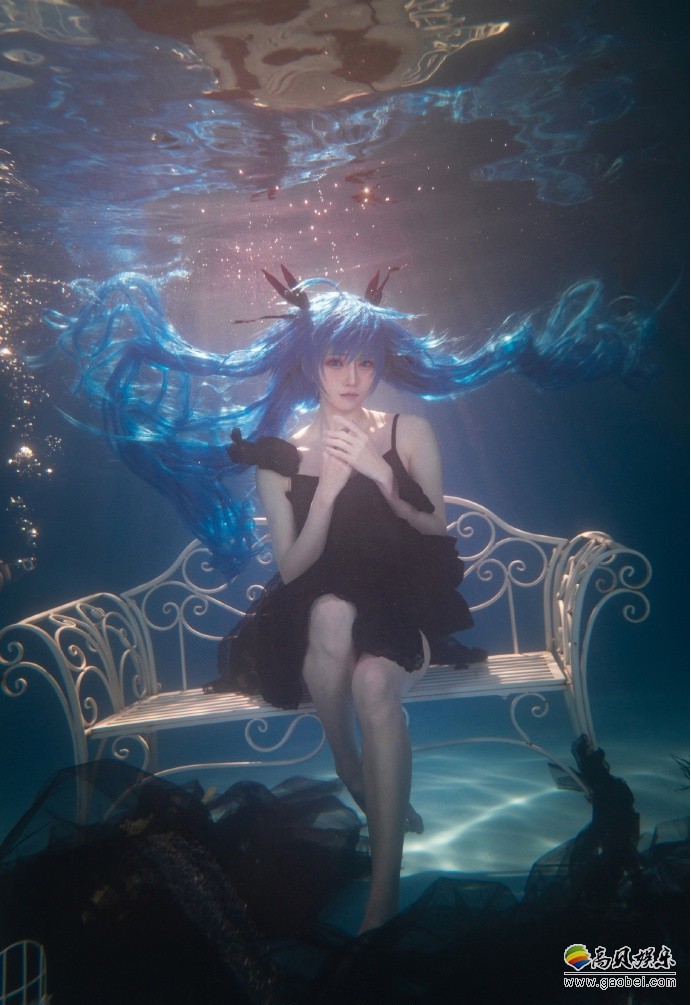 小姐姐COS初音深海少女版！水下可爱初音＋漂浮双马尾，给人一种奇异感