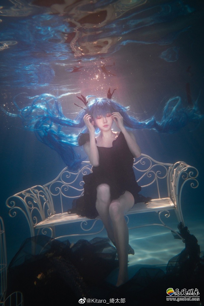 小姐姐cos初音深海少女版!水下可爱初音 漂浮双马尾,给人一种奇异感