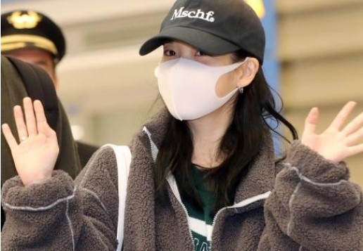 IU完成隔离于3月12日中午戴口罩现身金浦机场，将飞往济州岛拍摄广告片