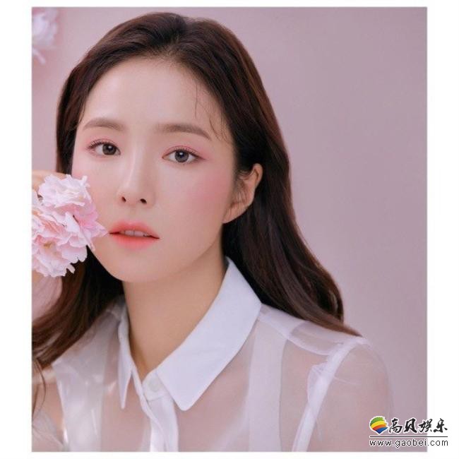 申世景发布她为某化妆品牌拍摄宣传照，清纯动人的美貌吸引了人们的目光