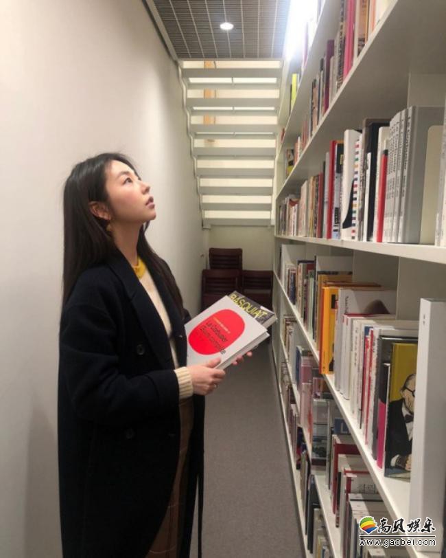 安昭熙近日在SNS发布一组她在图书馆拍摄的照片，吸引了广大粉丝的目光