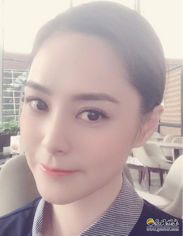 阿娇首度晒出自拍照福利，五官精致，皮肤白皙水嫩，睫毛浓密卷翘似娃娃