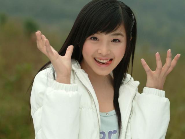 成长的每一步都是伴随着阵痛！第一届超女季军女生张含韵一路走来的变化