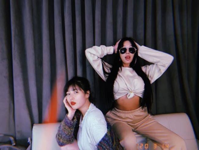 泫雅近日在SNS发布与女歌手Jessi合影，两人独特气质吸引了广大粉丝目光