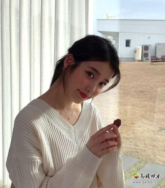 韩国女艺人IU在不久前通过SNS发布一组近照，依旧吸引了广大粉丝们目光